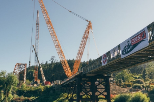 Te Reinga Bridge being lifted into place
